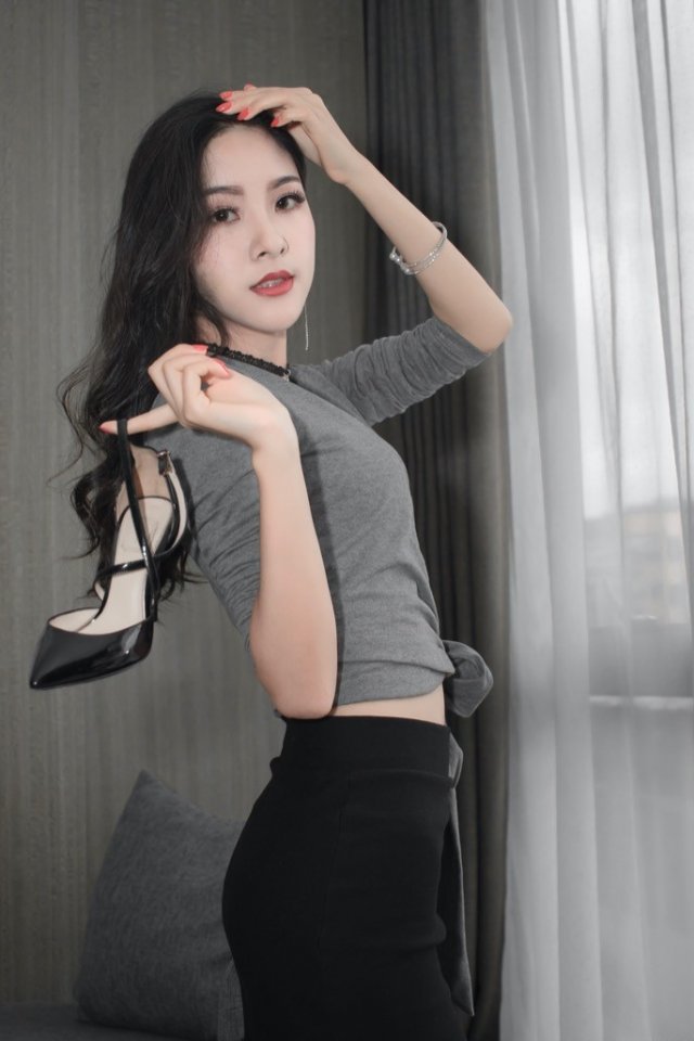 セクシーなお姉さんのホテルの美しい写真、髪の毛をかき回して抵抗力がありません