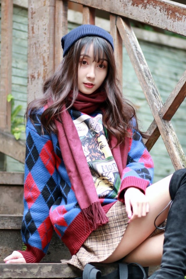 高顏值的清新小姐姐,小短裙露美腿格外好看