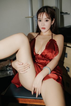 抬腿露底玩嬌嗔大奶女神易陽超爽身材令人大呼過癮