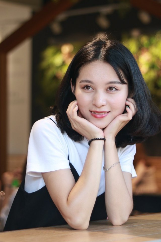 虎牙小姐姐真好看,笑起來好看有魅力