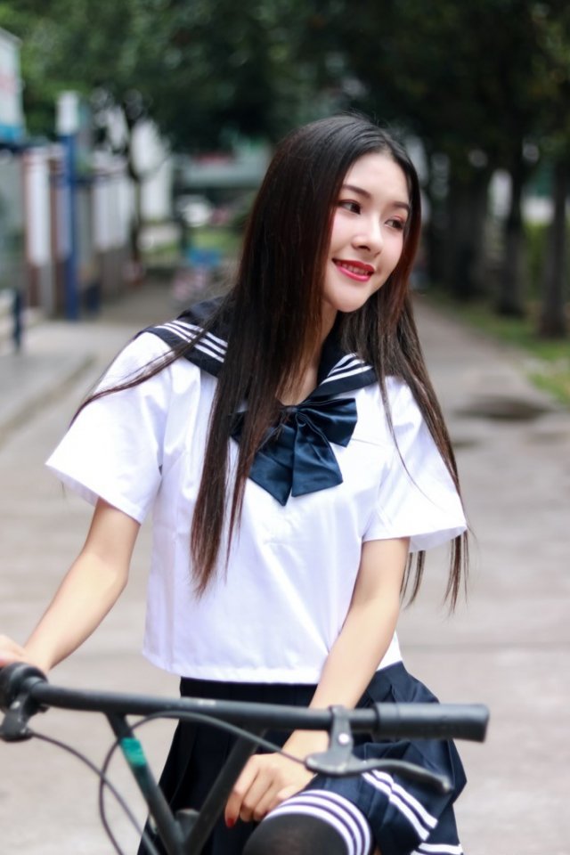 彼女がJKの制服を着ていると、目の前が明るくて見えなくなる。