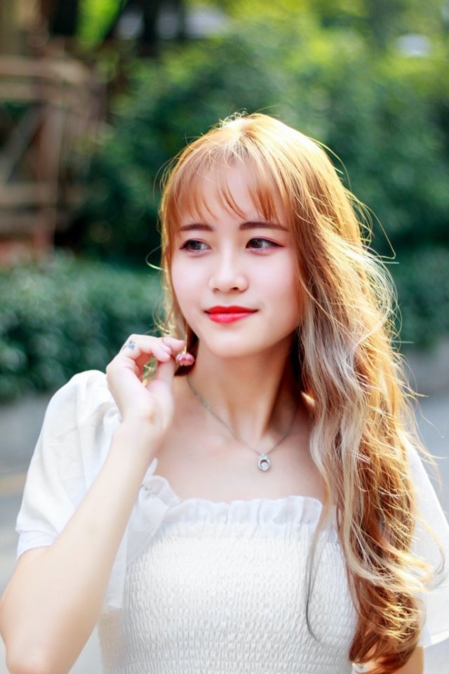 卷髮小姐姐女神範十足,畫面太唯美如秋日私語