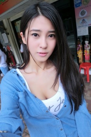 00後清純美眉微博秀自拍