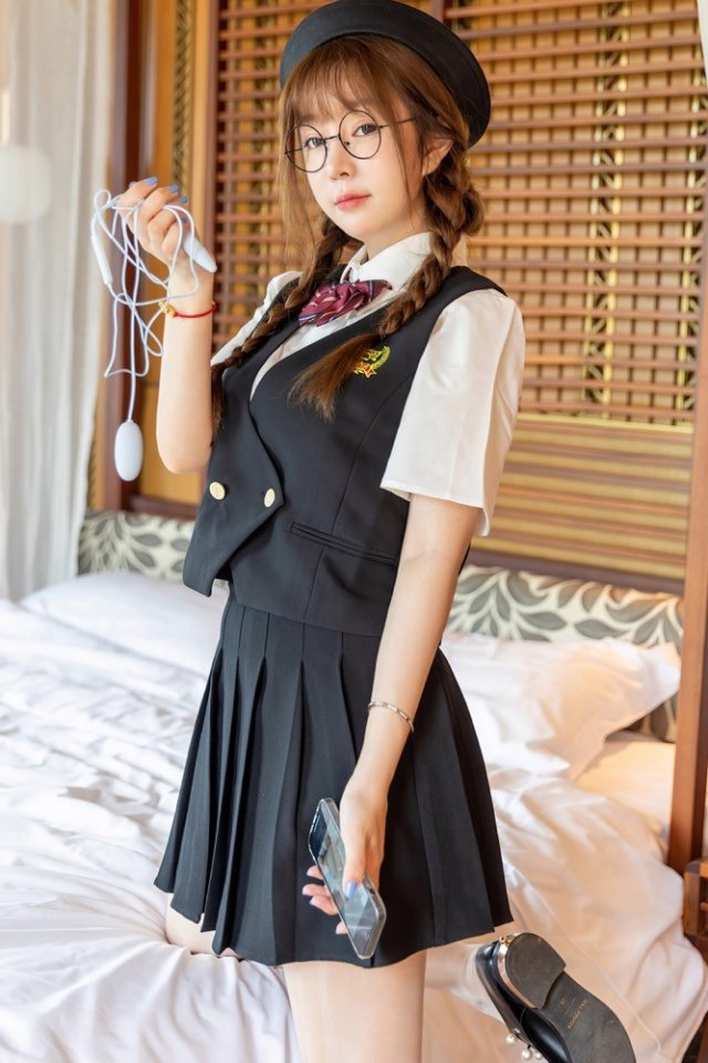 王雨纯本色出演:清纯校花也思春,偷偷在家玩跳蛋