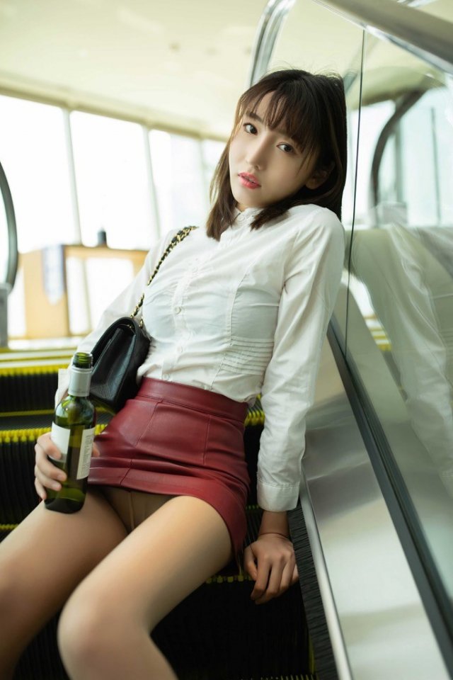 モデルの陸萱萱さんは一流の気質で絶美な酒を飲んだ後、狼を部屋に連れて行かれた。