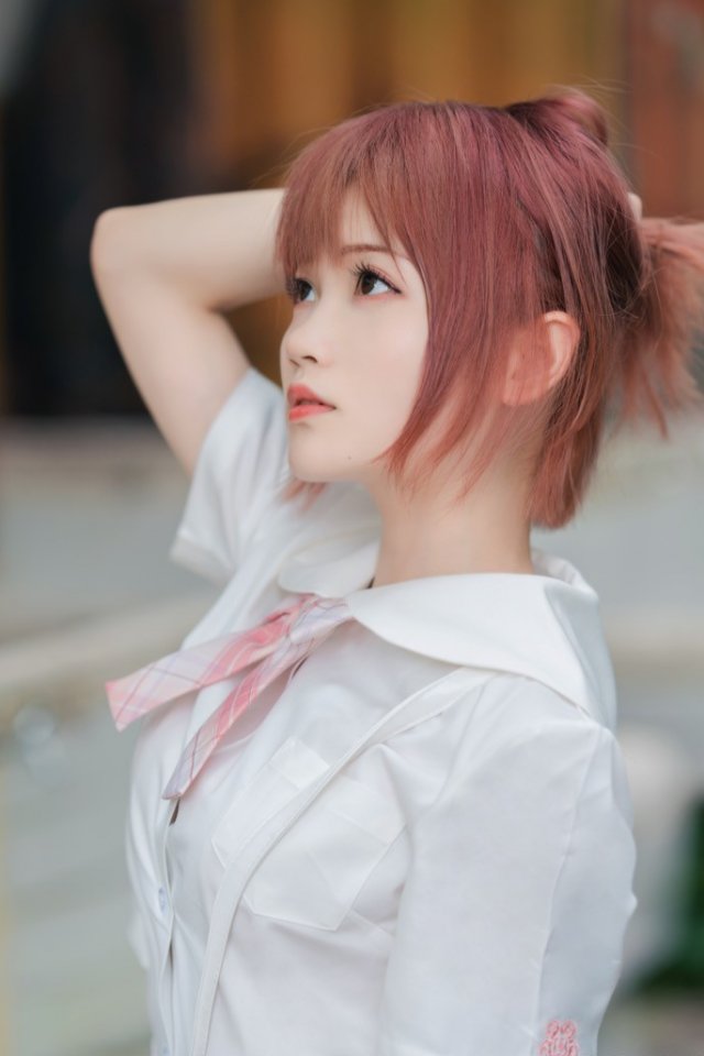 JK制服日系少女:全身粉红色打扮摇曳生姿