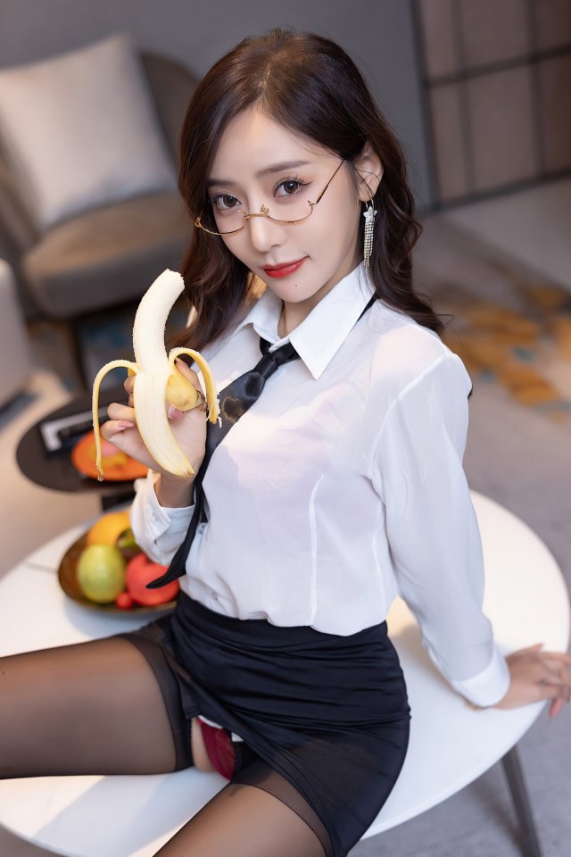 気質の女の子はとても汚くて内包しています:このバナナはきっとおいしいです!