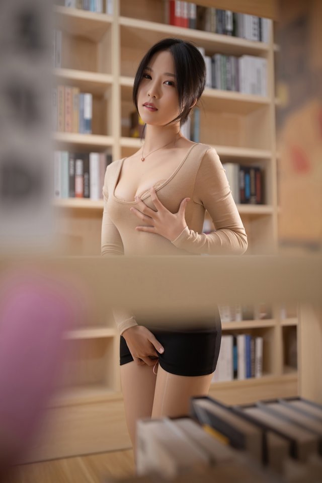 圖書館豔遇記:我偷走了小姐姐的跳蛋遙控器