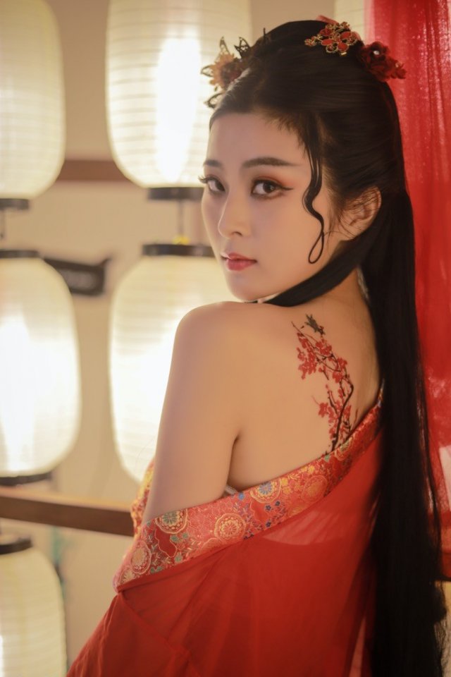 来点小情趣!美女穿古装肚兜妖艳入骨