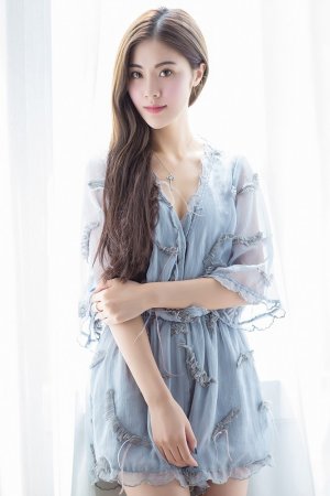 亭亭玉立清爽無比!純真少女菲兒長髮飄逸微微一笑很傾城