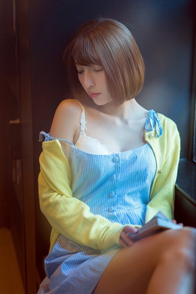 書店邂逅美少女,清新自然渾身充滿艺文氣息