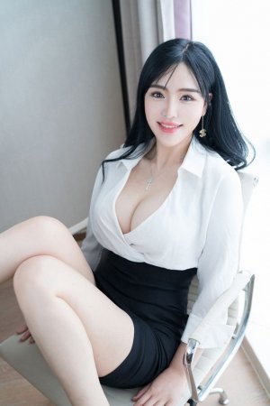 您是否也缺這樣一比特女秘書?甜美女模劉鈺兒性感OL裝嬌羞誘惑