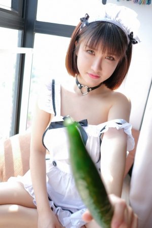 震驚!豪放女僕傲嬌萌萌好大膽,光天化日陽臺玩黃瓜